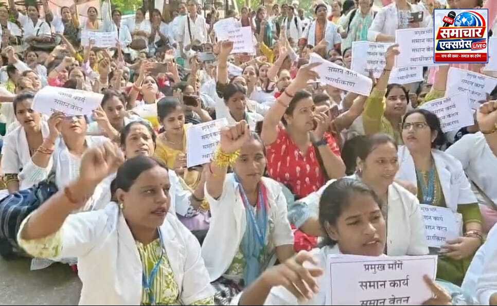 डिप्टी सीएम बृजेश पाठक के आवास पर ANM कर्मियों का प्रदर्शन, पुलिस ने हटाकर ईको गार्डन भेजा
