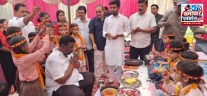 विधायक रमेश सिंह ने 400 कन्याओं का किया पूजन, भेंट की शिक्षण सामग्री
