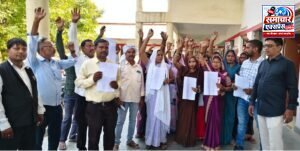 आबादी के बीच संचालित शराब की दुकान हटाने की मांग, ग्रामीणों ने एसडीएम को सौंपा पत्रक