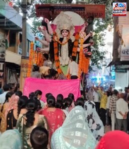 मूर्ति विसर्जन जुलूस में करंट की चपेट में आए दंपती और दो बच्चियां, सभी सुरक्षित