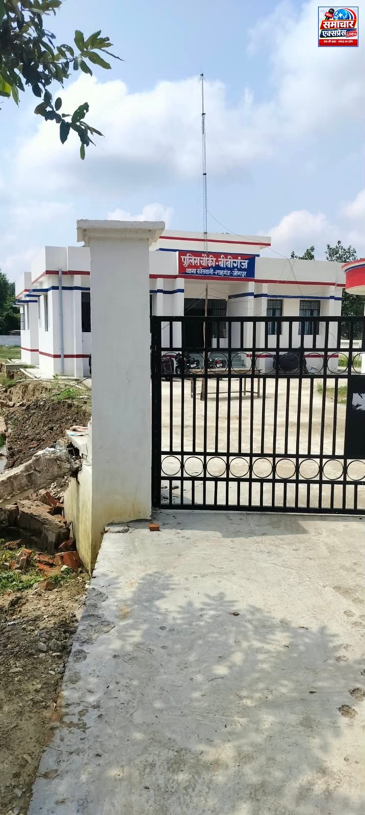 पुलिस चौकी की बाउंड्री निर्माण के एक माह में ही ढही