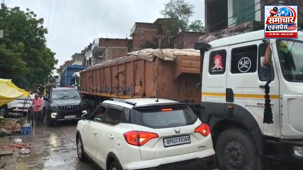 सापट टूटने से बीच सड़क पर खड़ा हुआ राखड़ लदा ट्रक, लगा जाम